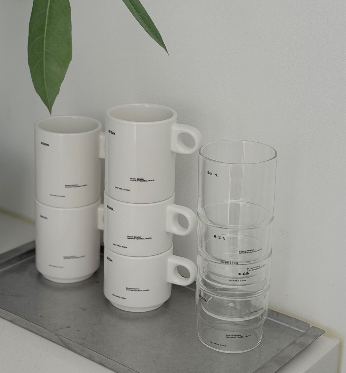 BEGIN Daily Cup 머그컵 정면 연출 — 하루의 첫 잔 테이블컷