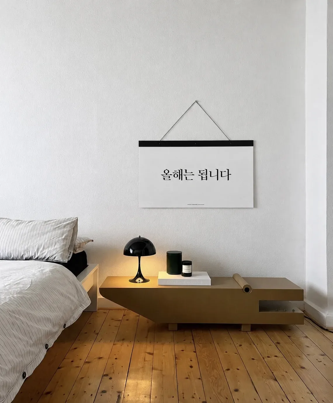 침실 벽에 걸린 블랙 스틱 캘린더